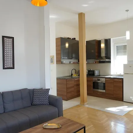 Center 2bdr Additional Living King Bed 4 Pers Apartment *