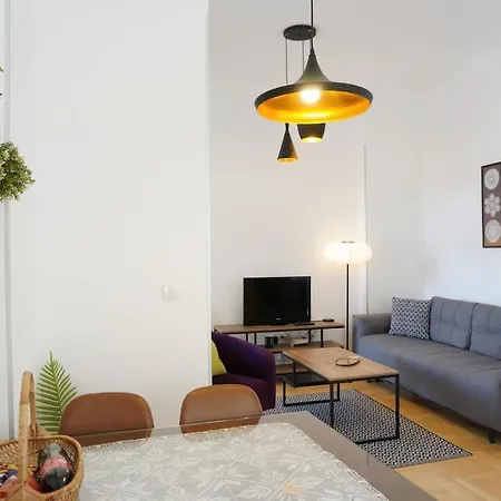 Center 2bdr Additional Living King Bed 4 Pers Apartment *
