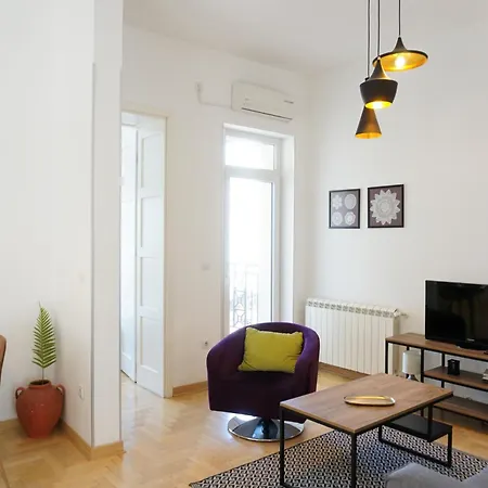 Apartment Center 2bdr Additional Living King Bed 4 Pers