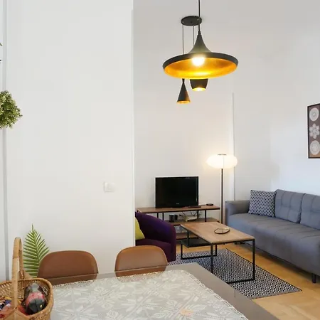 Center 2bdr Additional Living King Bed 4 Pers Apartment