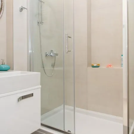 Center 2bdr Additional Living King Bed 4 Pers Apartment *