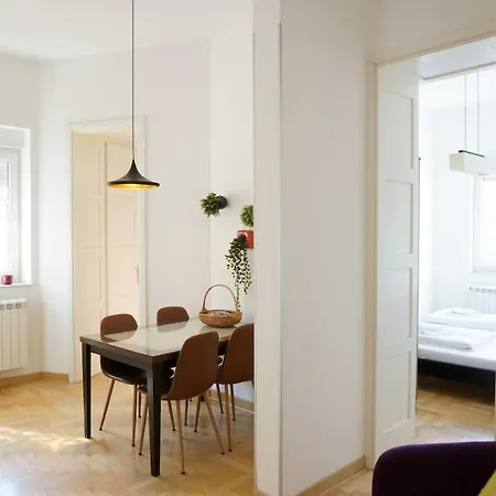 Center 2bdr Additional Living King Bed 4 Pers Apartment