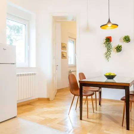 Apartment Center 2bdr Additional Living King Bed 4 Pers *