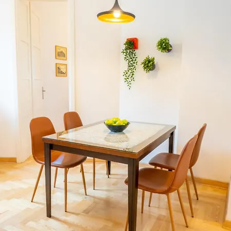 Apartment Center 2bdr Additional Living King Bed 4 Pers